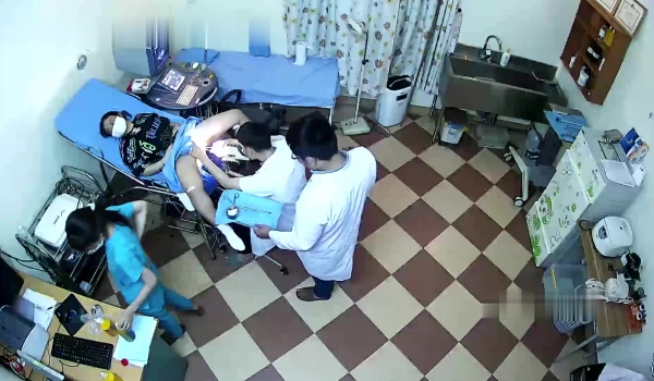 妇科医院监控偷拍 ️好几个漂亮妹子来让男医生治疗逼，男助手站在旁边认真记录,妹子害羞的说我又给你
