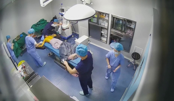 破解美容整形医院摄像头监控偷拍美眉丰胸检查阴道，刮逼毛插尿管医生忙着做手术小护士玩手机