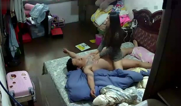 房东出租屋偷放监控摄像头偷拍租户夫妻晚上过性生活媳妇表情很销魂
