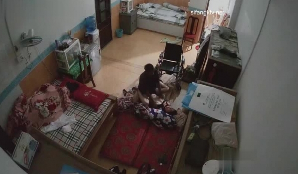 监控摄像头偷拍 媳妇瘫痪躺在床上睡觉后老哥和照顾媳妇的小保姆在床下地铺偷情做爱