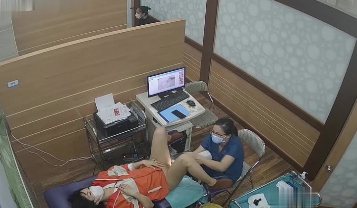 《妇产科监控破解》多位美女少妇张开大腿让医生又抠又摸检查阴道