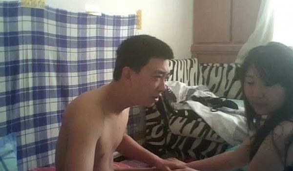 摄像头监控偷拍村长的瓜儿子在家玩小姐样子傻傻的