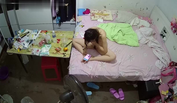 震碎三观 的监控偷拍 ️女儿都上高中了还全裸在家跟爸爸一起吃饭睡觉摆出各种诱惑姿势也不怕爸爸有想法