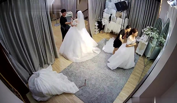 最新流出婚纱店监控摄像头偷拍结婚的新娘和伴娘成群结队过来脱下胸罩换婚纱