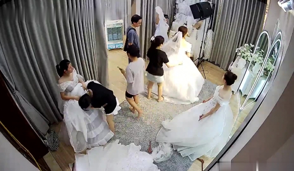 最新流出婚纱店监控摄像头偷拍结婚的新娘和伴娘成群结队过来脱下胸罩换婚纱