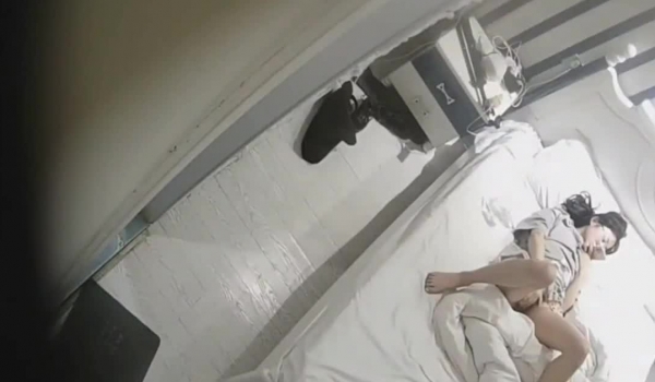 破解监控偷拍 白天为人师表的女老师 晚上一个人独守空房看着小黄片自慰