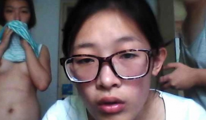 女生笔记本安装远程摄像头监控,偷看女生在寝室换衣服露出尖尖的乳房和毛茸茸的玉门关
