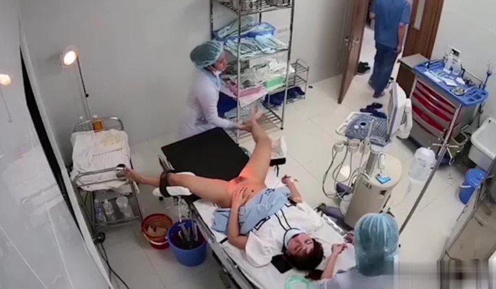 妇科监控偷拍来做人流的美女男医生赶紧凑过来看她的B长的啥样