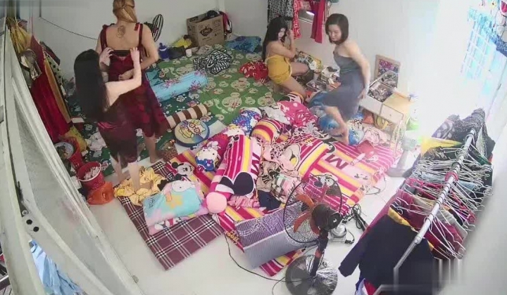 10月最新流出【破解摄像头】 ️监控下的女生宿舍日常洗澡换衣服
