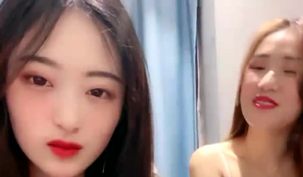 【初恋的香味】精精和腿腿两个极品良家妹子，老哥调教双飞翘起屁股脱掉内裤，超粉美穴肥逼抽插性感美臀