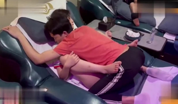 技师培训课现场！男主管亲身上阵教女技师如果挑逗男顾客_旁边的妹妹也很认真的在学！