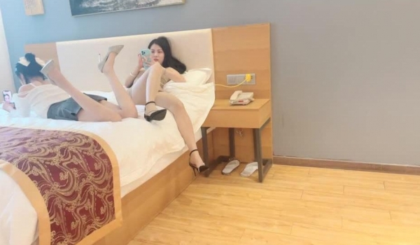 初恋的香味【剧情之王】让人惊艳的女神双飞场露脸蜜桃臀排排翘起妖娆香艳