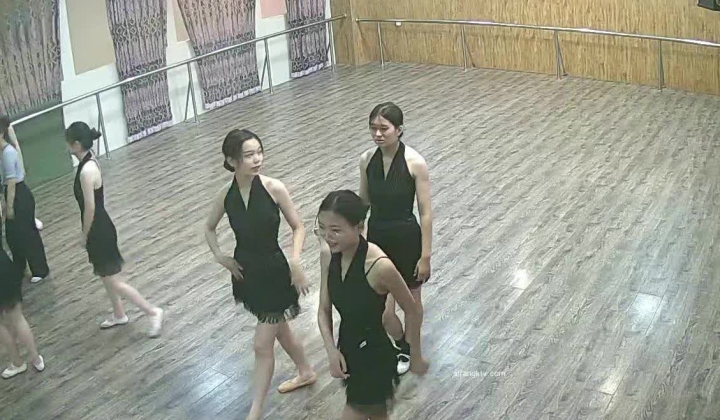 舞蹈班《监控破解》偷拍多位美女学员后台换衣服
