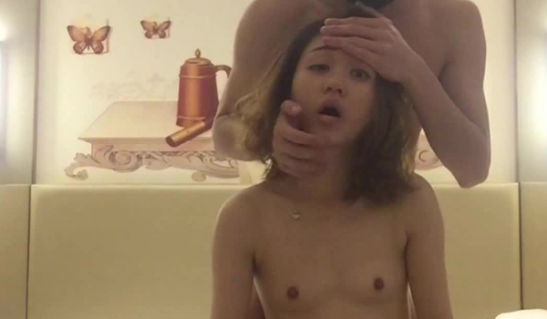 下药迷翻一起出差的美女同事 ️掰开她的大腿猛插她的小黑鲍