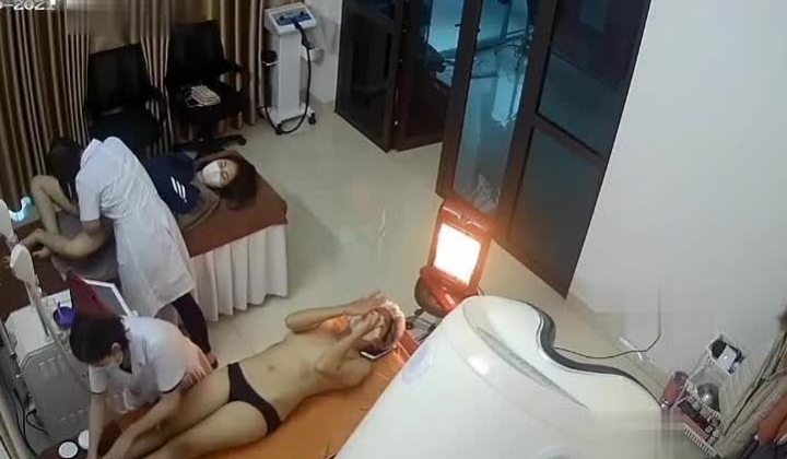 美容院监控破解偷窥眼镜美女刮B毛的全过程