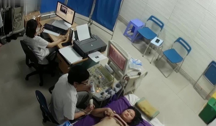 黑客破解医院妇科监控摄像头偷拍 男医生做B超阴超磨蹭温柔插入眼镜少妇不好意思看