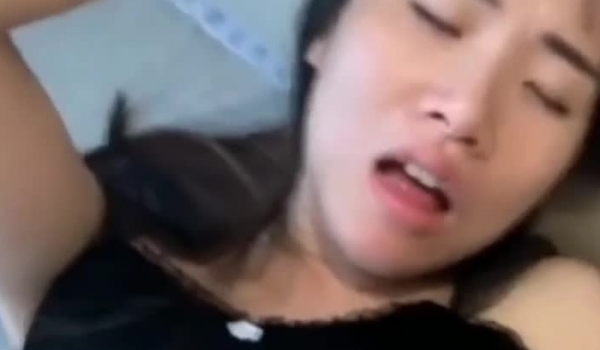 小姨子身材太好姐夫趁老婆出门买菜怒操小姨子，小姨子表情淫荡给姐夫加速度