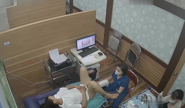 《妇产科监控破解》多位美女少妇张开大腿让医生又抠又摸检查阴道