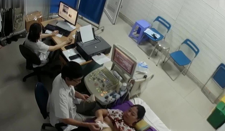 黑客破解医院妇科监控摄像头偷拍 男医生做B超阴超磨蹭温柔插入眼镜少妇不好意思看
