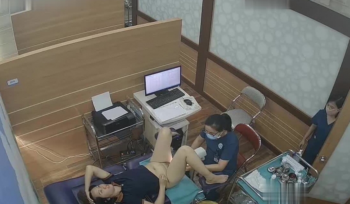 《妇产科监控破解》多位美女少妇张开大腿让医生又抠又摸检查阴道