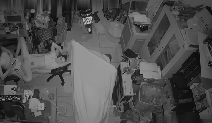 黑客破解摄像头监控偷拍 电脑维修店内夫妻口爆啪啪 超刺激！