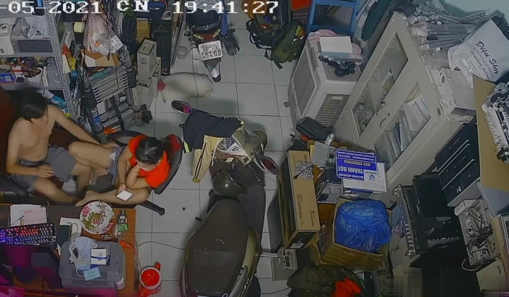 黑客破解摄像头监控偷拍 电脑维修店内夫妻口爆啪啪 超刺激！