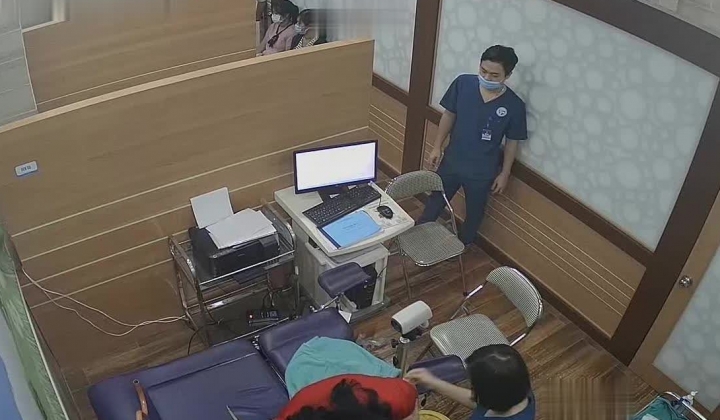 《妇产科监控破解》多位美女少妇张开大腿让医生又抠又摸检查阴道
