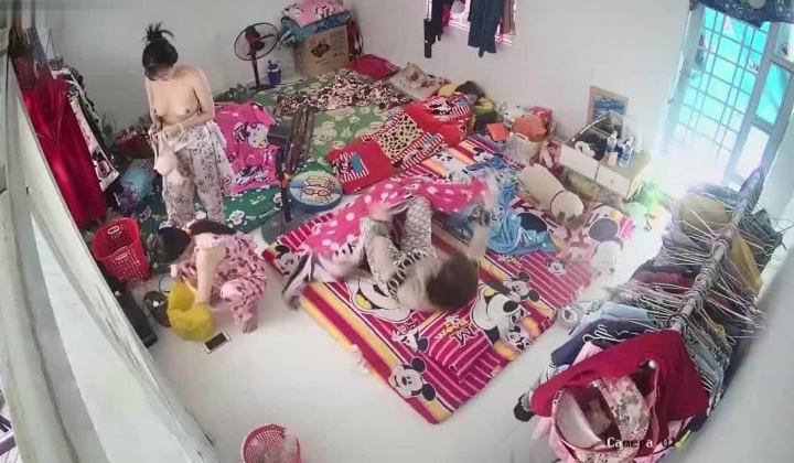 10月最新流出【破解摄像头】 ️监控下的女生宿舍日常洗澡换衣服