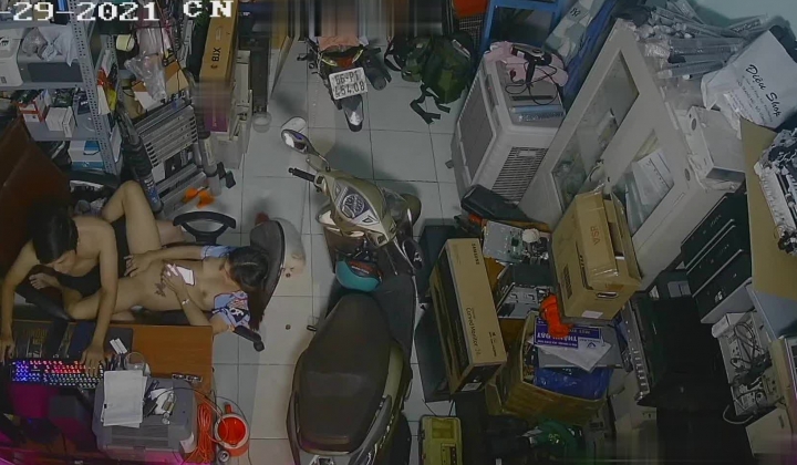 黑客破解摄像头监控偷拍 电脑维修店内夫妻口爆啪啪 超刺激！