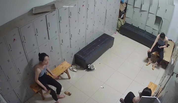 舞蹈班《监控破解》偷拍多位美女学员后台换衣服