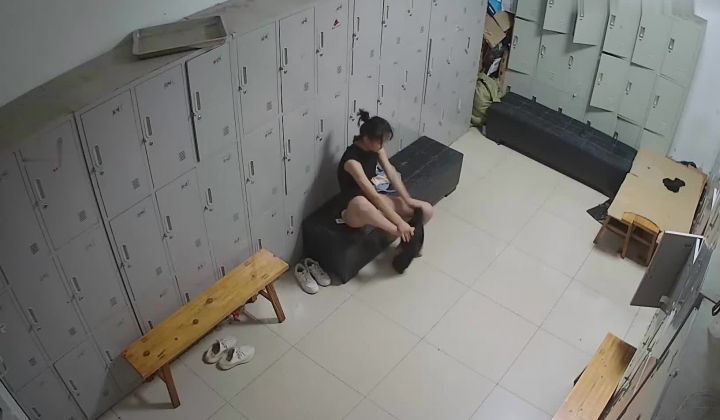 舞蹈班《监控破解》偷拍多位美女学员后台换衣服