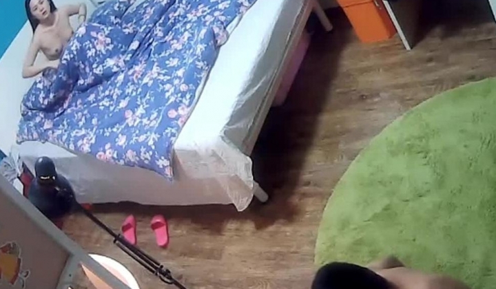 监控偷拍白嫩的少妇已经洗的干干净净就等老公来干活了