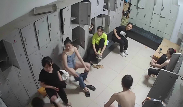 舞蹈班《监控破解》偷拍多位美女学员后台换衣服