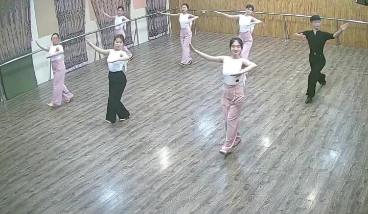 舞蹈班《监控破解》偷拍多位美女学员后台换衣服