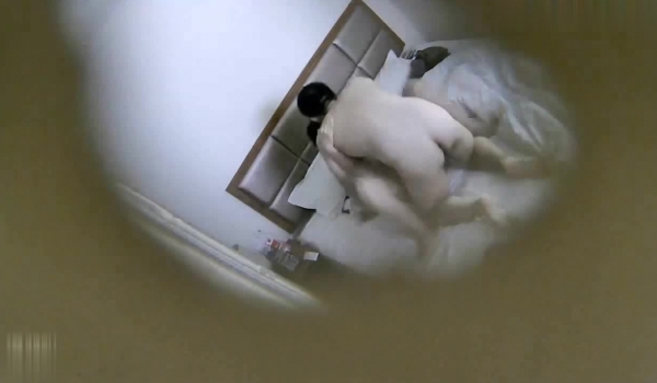 【360】12月份天狼台超级稀缺-有点变态的眼镜胖男压着爆乳女友用力往里顶 顶的女友大叫受不了好