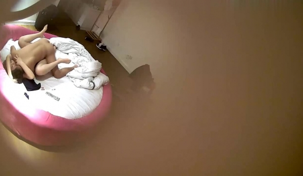 【360】补漏 巨幕投影红圆床主题 年轻情侣精选12集，男友帮忙拍裸照，还摆姿势，小情侣夫妻各种花样都玩