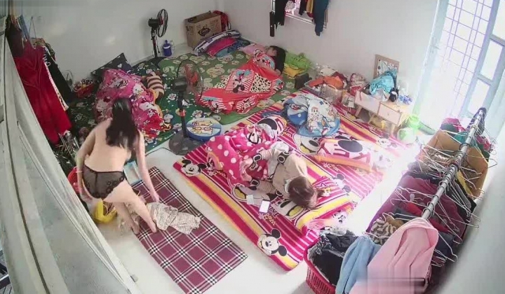 10月最新流出【破解摄像头】 ️监控下的女生宿舍日常洗澡换衣服