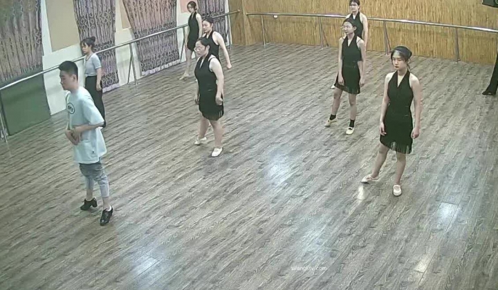 舞蹈班《监控破解》偷拍多位美女学员后台换衣服