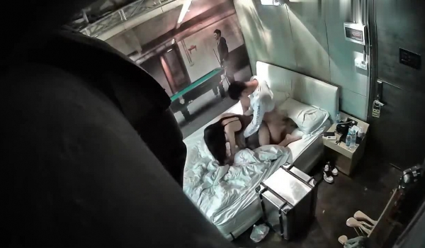【臻品360】十二星座狮子台 工业风主题 约会披肩黑丝女友吃完饭开操 边看片儿边翘美臀后入