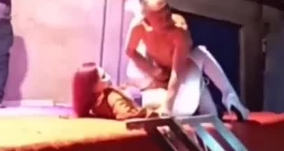 [强劲真实现场]真实Q奸 脱衣舞女郎表演中惨遭饥渴大爷上台按倒强插