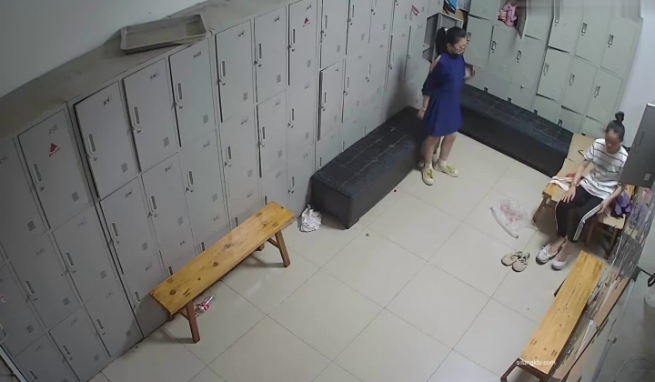 舞蹈班《监控破解》偷拍多位美女学员后台换衣服