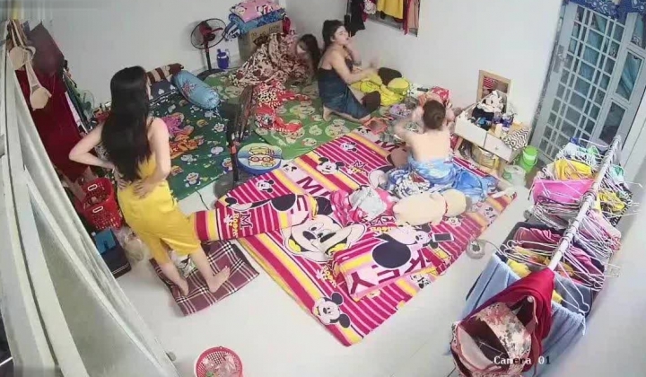 10月最新流出【破解摄像头】 ️监控下的女生宿舍日常洗澡换衣服