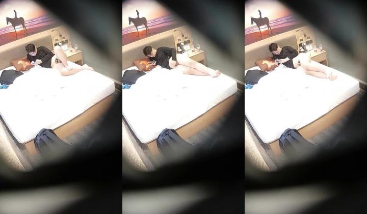 【360摄像头】翻滚吧!最能做爱的中年大叔多姿式猛操，偷拍佳作，好几对良家情侣来，玩得花样不少真