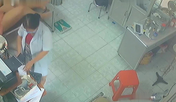 黑客破解医院妇科监控摄像头偷拍 男医生做B超阴超磨蹭温柔插入眼镜少妇不好意思看