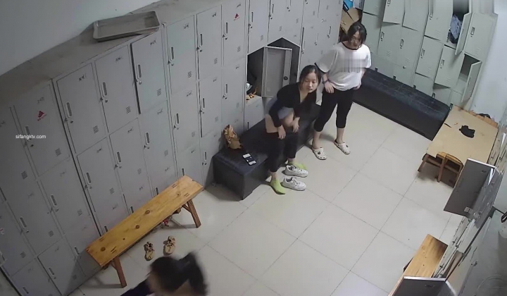 舞蹈班《监控破解》偷拍多位美女学员后台换衣服