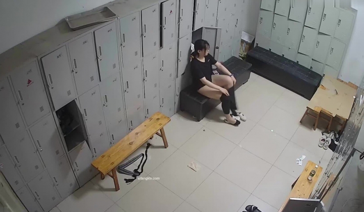 舞蹈班《监控破解》偷拍多位美女学员后台换衣服