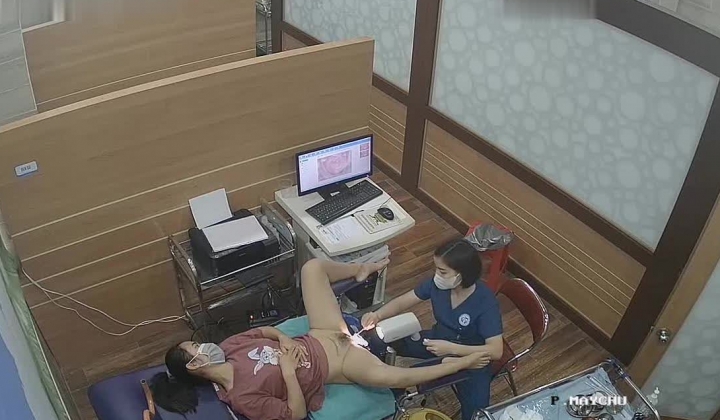 《妇产科监控破解》多位美女少妇张开大腿让医生又抠又摸检查阴道