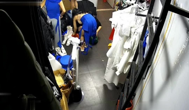 黑客破解摄像头偷拍 ️某剧场后台换衣间的美女们当着男助理面脱换衣服