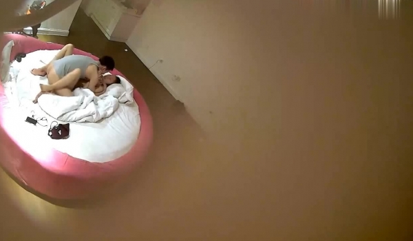 【360】补漏 巨幕投影红圆床主题 年轻情侣精选12集，男友帮忙拍裸照，还摆姿势，小情侣夫妻各种花样都玩