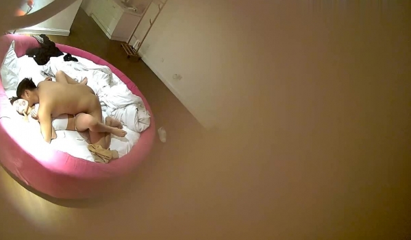 【360】补漏 巨幕投影红圆床主题 年轻情侣精选12集，男友帮忙拍裸照，还摆姿势，小情侣夫妻各种